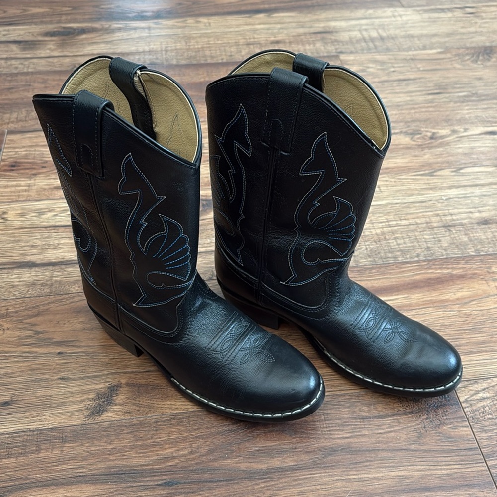 Brand new cowboy boots size 5. Masterson boot company.